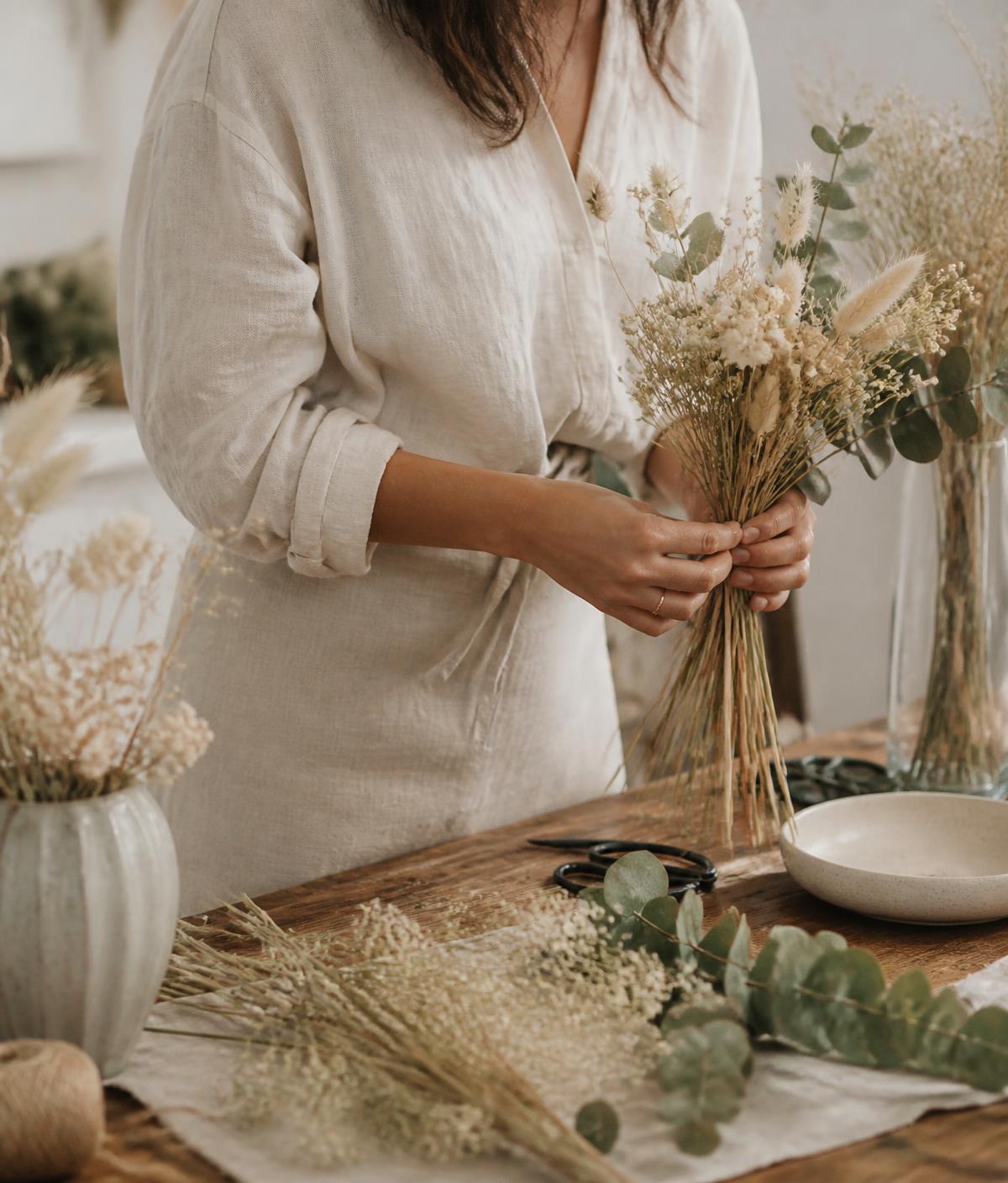 Lívia Beda montando um arranjo de flores secas